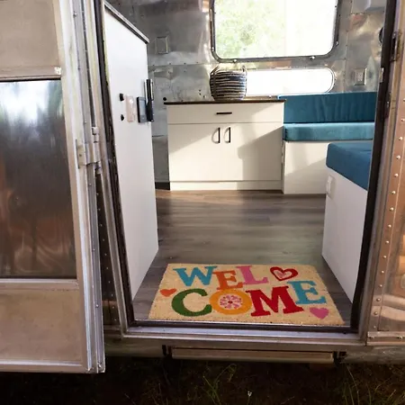 Campsite Luxury Vintage Airstream Rv/caravan Retro Charm Meets Comfort *