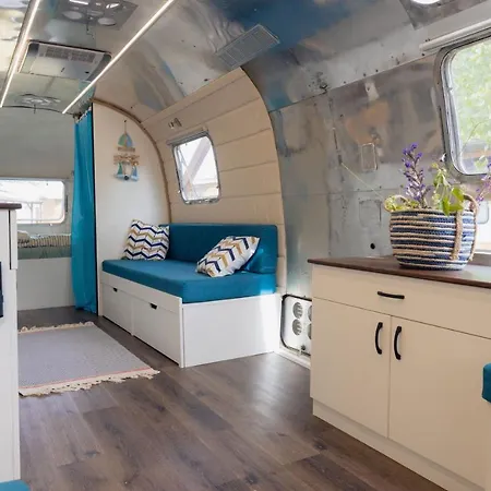 Luxury Vintage Airstream Rv/caravan Retro Charm Meets Comfort Къмпинг