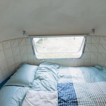 Luxury Vintage Airstream Rv/caravan Retro Charm Meets Comfort Campsite *