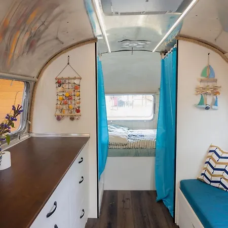 Къмпинг Luxury Vintage Airstream Rv/caravan Retro Charm Meets Comfort Китен