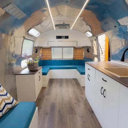 Campsite Luxury Vintage Airstream Rv/caravan Retro Charm Meets Comfort
