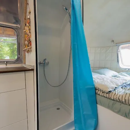Luxury Vintage Airstream Rv/caravan Retro Charm Meets Comfort Campsite