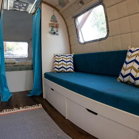 Luxury Vintage Airstream Rv/caravan Retro Charm Meets Comfort Китен