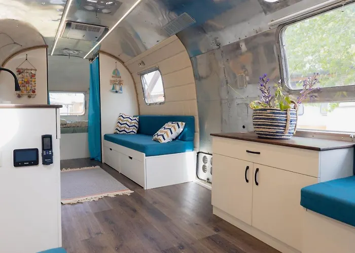 Luxury Vintage Airstream Rv/caravan Retro Charm Meets Comfort Campsite